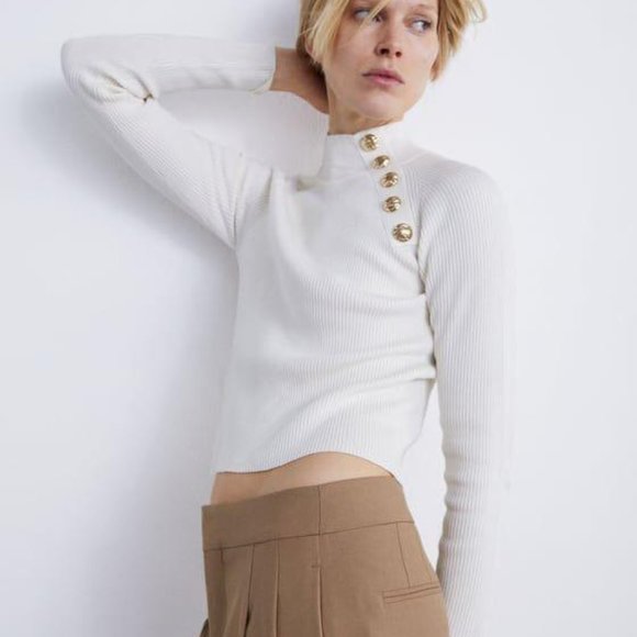 Zara Sweaters - Zara Ribbed Knit L/Sleeve Mock Turtleneck with (5) Gold Button details NEW Small